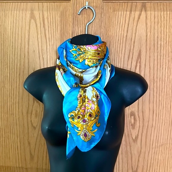 34” x 35” polyester Zhen Qing scarf. - Picture 6 of 7